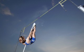 【海星体育网址】中国足球新锐汪修昊改踢后腰崭露头角，战术转型助力团队焕新